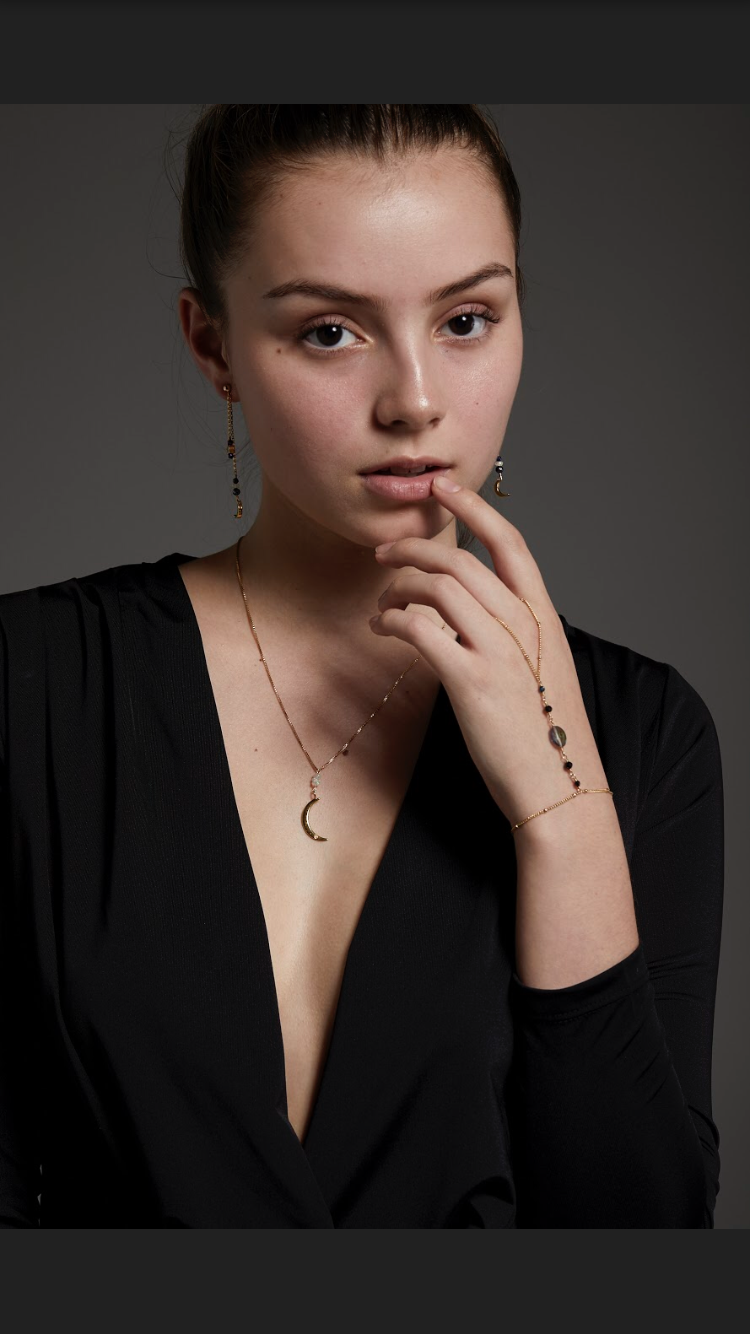 Female model photo shoot of Elizabeth Cutler