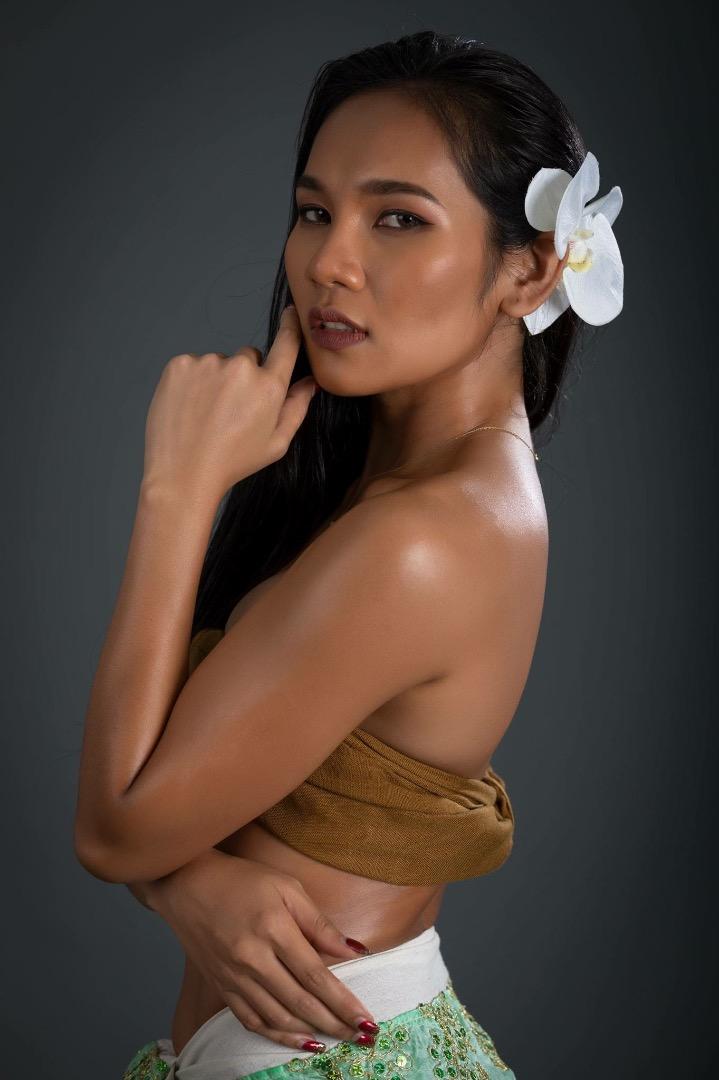 Female model photo shoot of Keaw