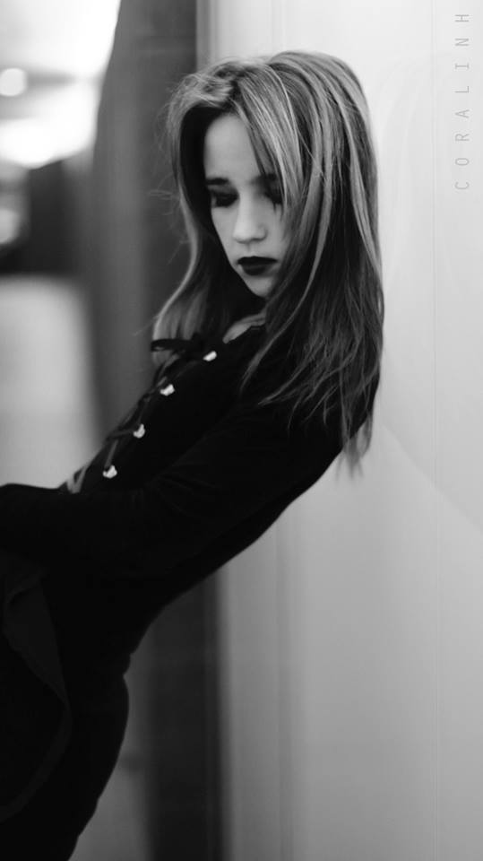Female model photo shoot of Coralinh