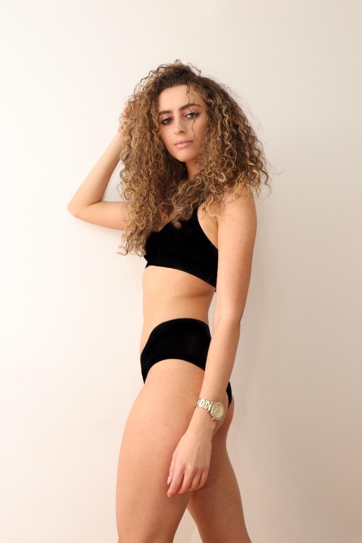 Female model photo shoot of curlyhaircutie98