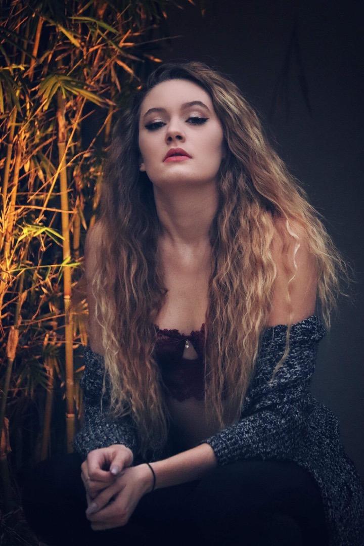 Female model photo shoot of Lyssajanexo