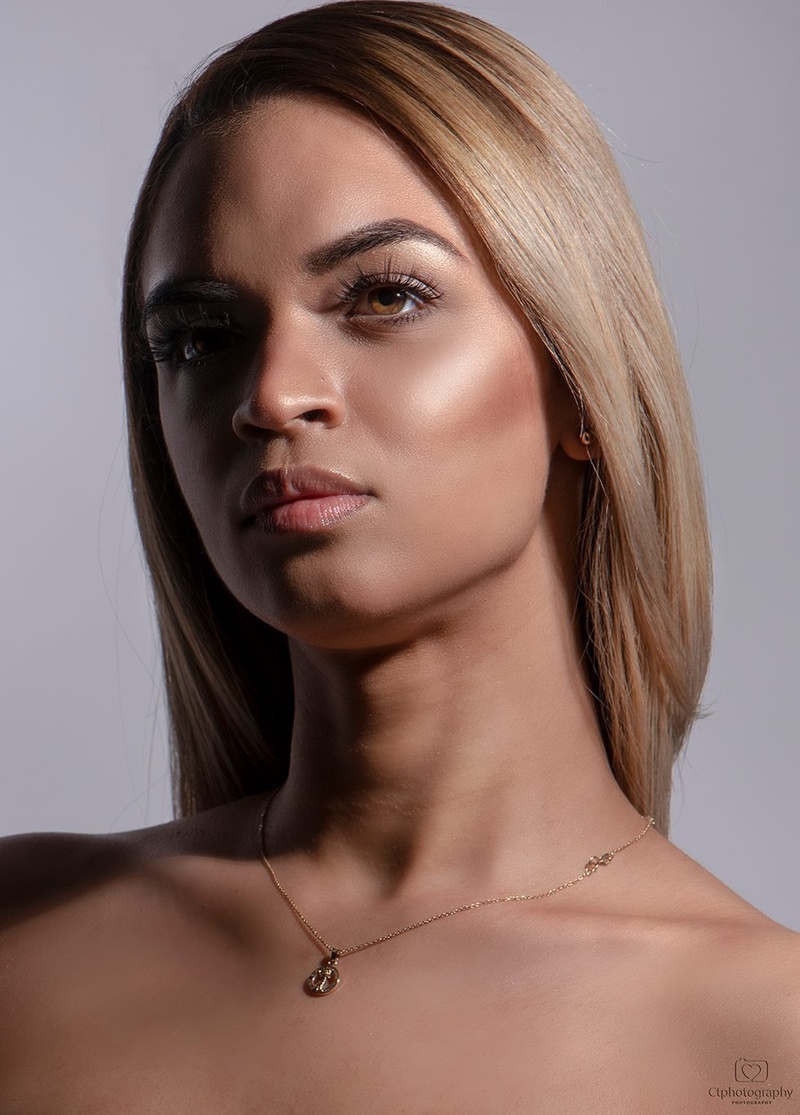 Female model photo shoot of Gravelis Sencion