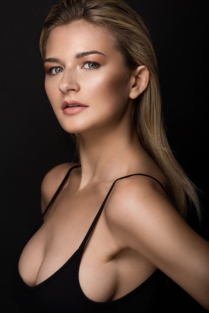 Female model photo shoot of KellyKlein