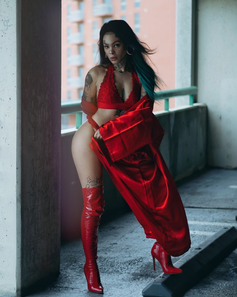 Female model photo shoot of Drshipwreck in Miami