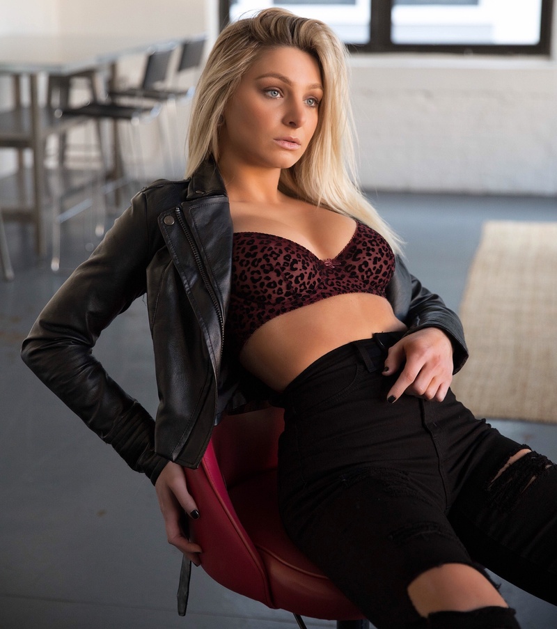 Female model photo shoot of Lindseyy227