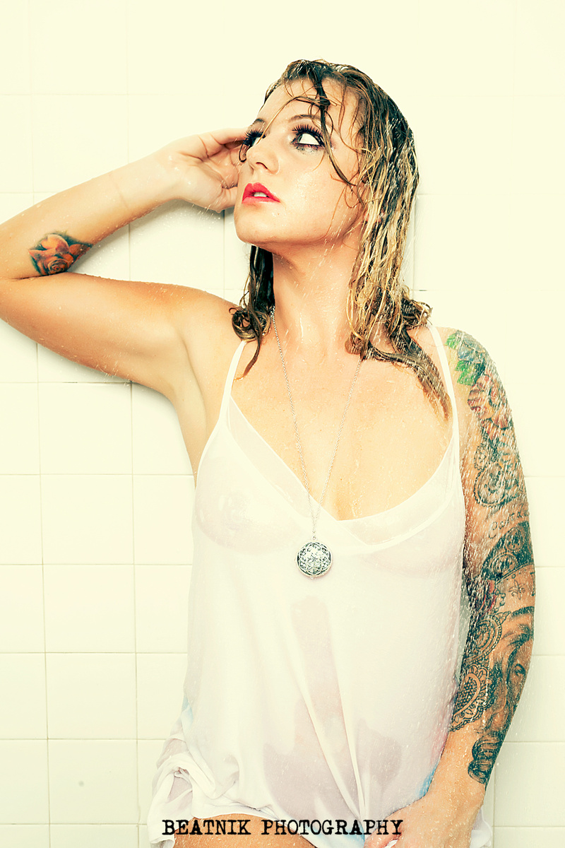 Female model photo shoot of Lindsey tewell by Beatnix