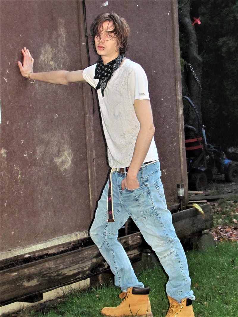 Male model photo shoot of Harleycrum