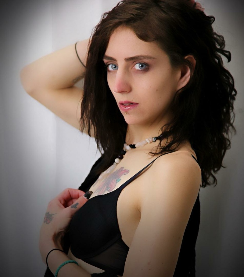 Female model photo shoot of Prettylady26