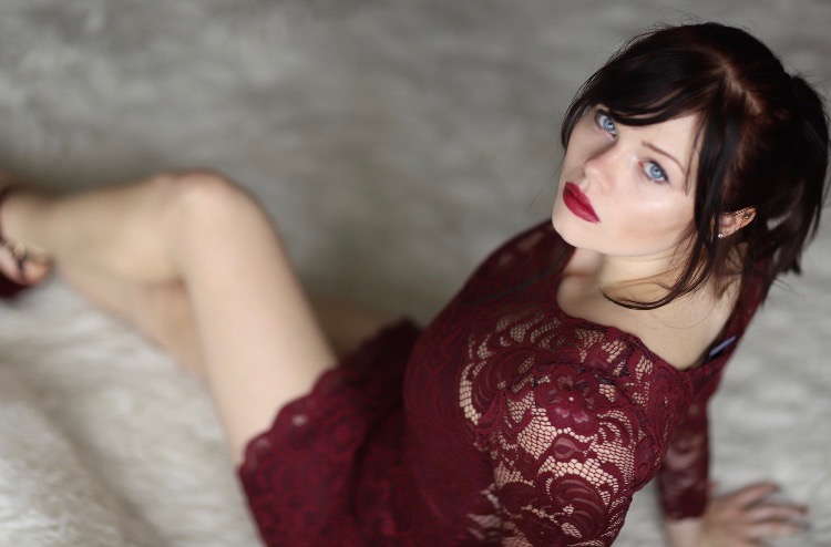 Female model photo shoot of Scarlett Sonne