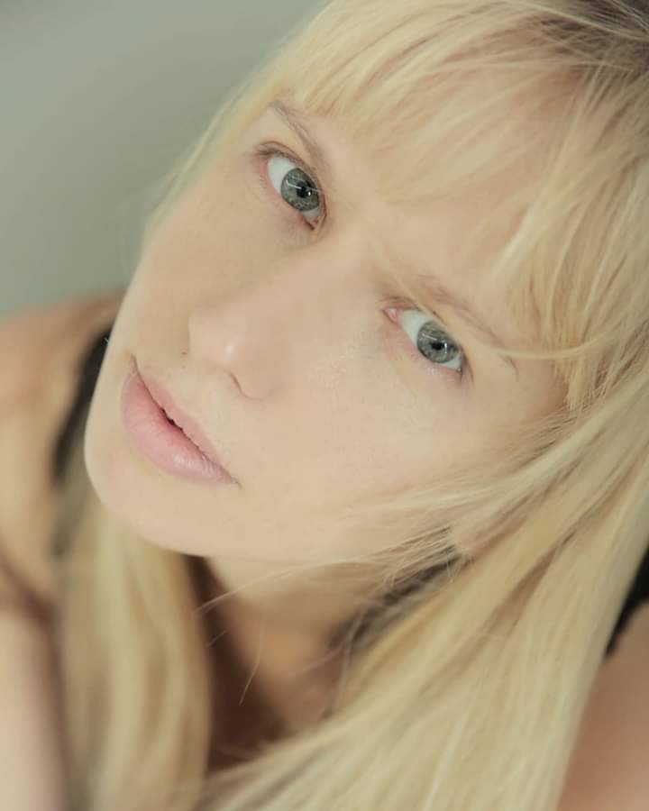Female model photo shoot of Alice Almi