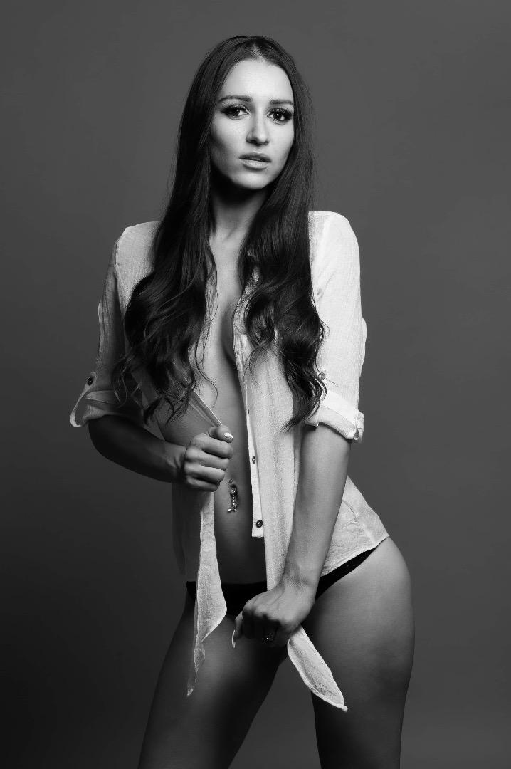 Female model photo shoot of Raluca Pintea