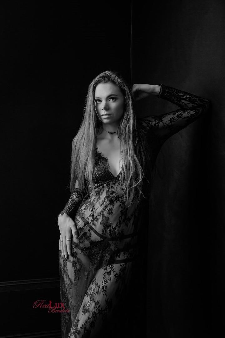 Female model photo shoot of Ash Hopkins