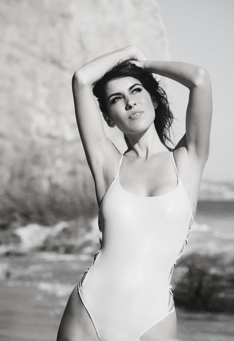 Female model photo shoot of Marinabruz