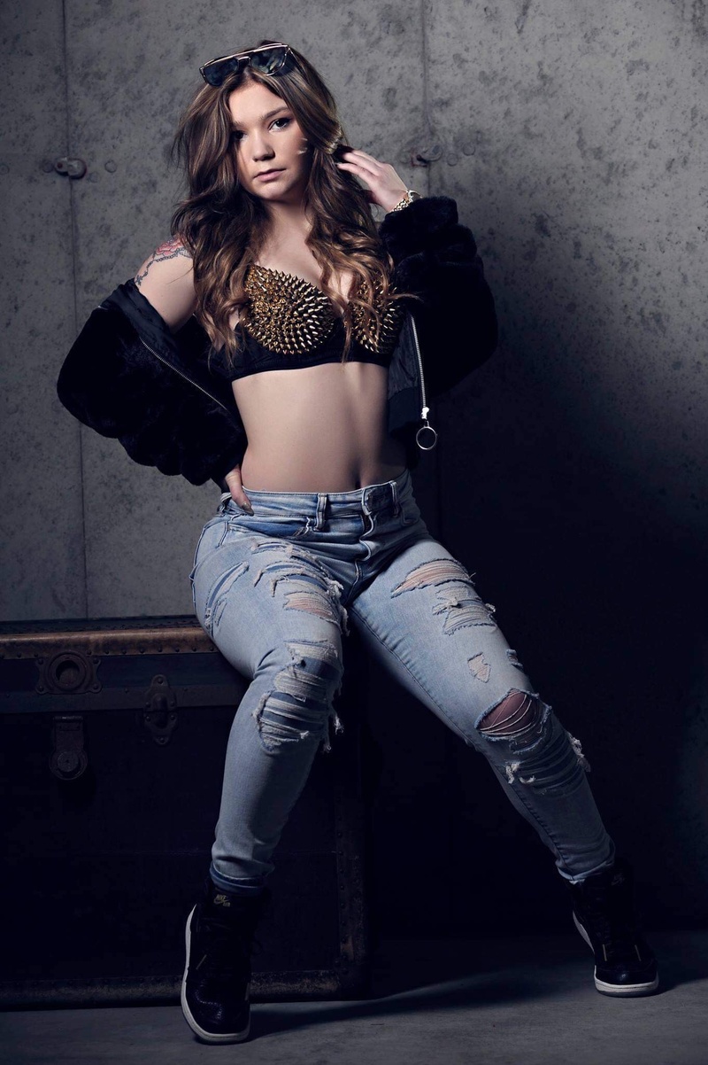 Female model photo shoot of Miss_JessieLee