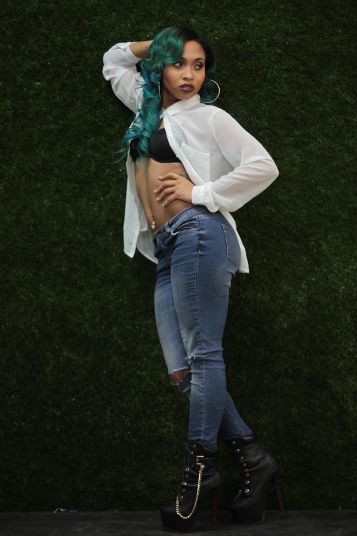 Female model photo shoot of Envy Goldz