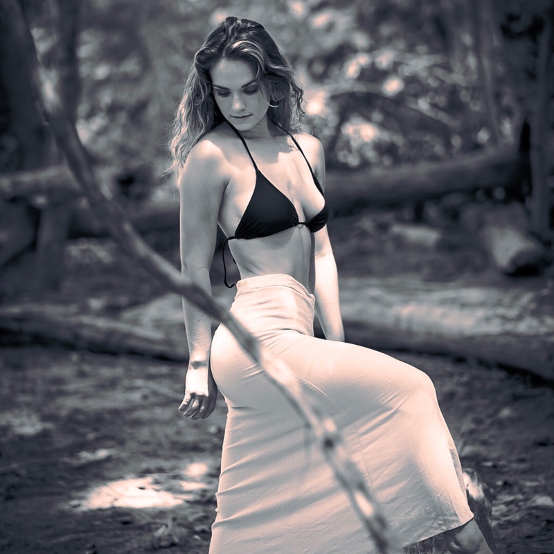 Female model photo shoot of Rachel_Wright