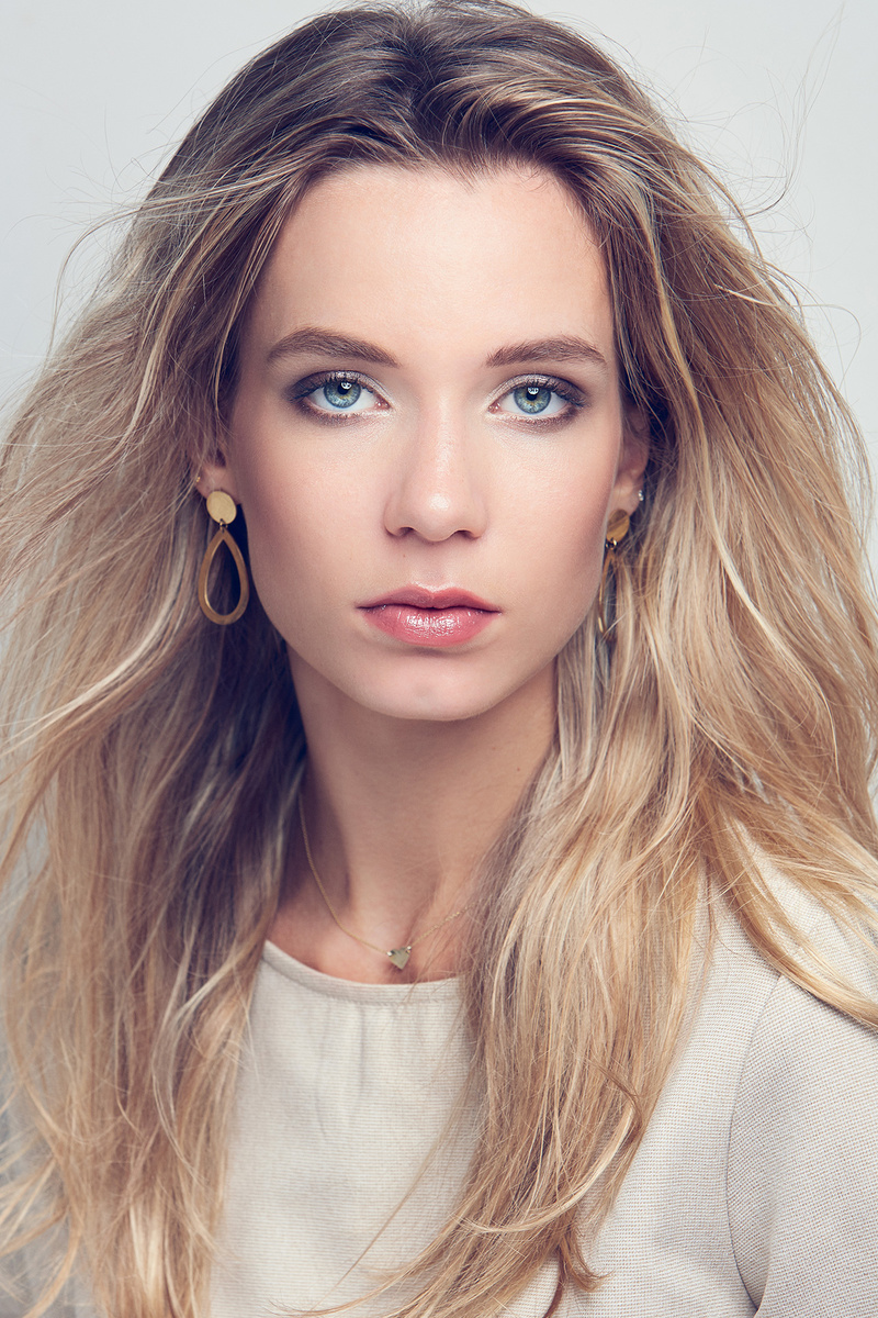 Female model photo shoot of Daria Cieplak
