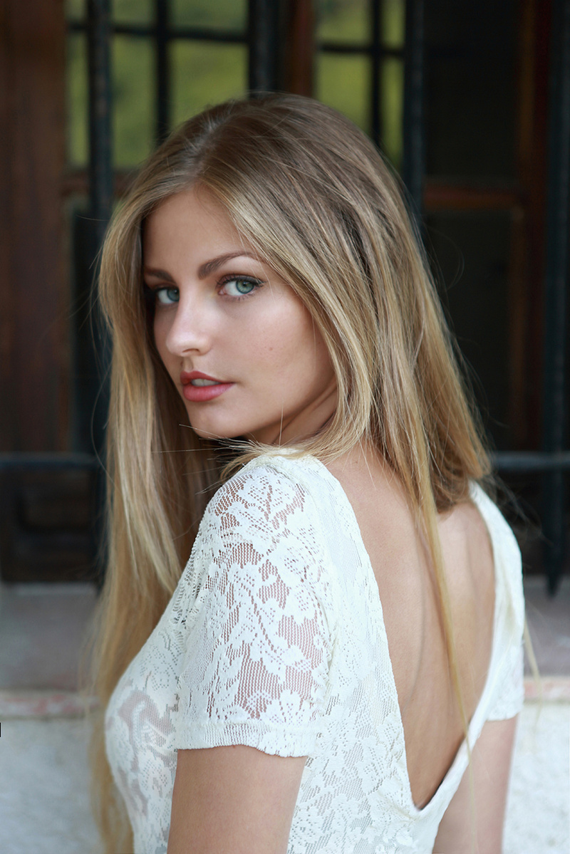 Female model photo shoot of Jessica Avril