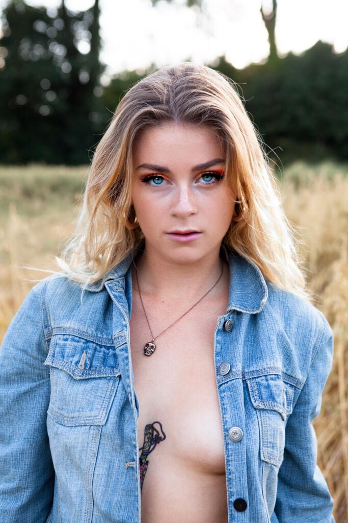 Female model photo shoot of Zoe Lovering