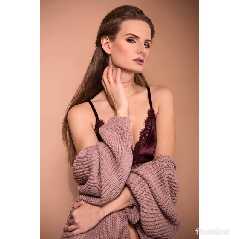 Female model photo shoot of Barbara B 