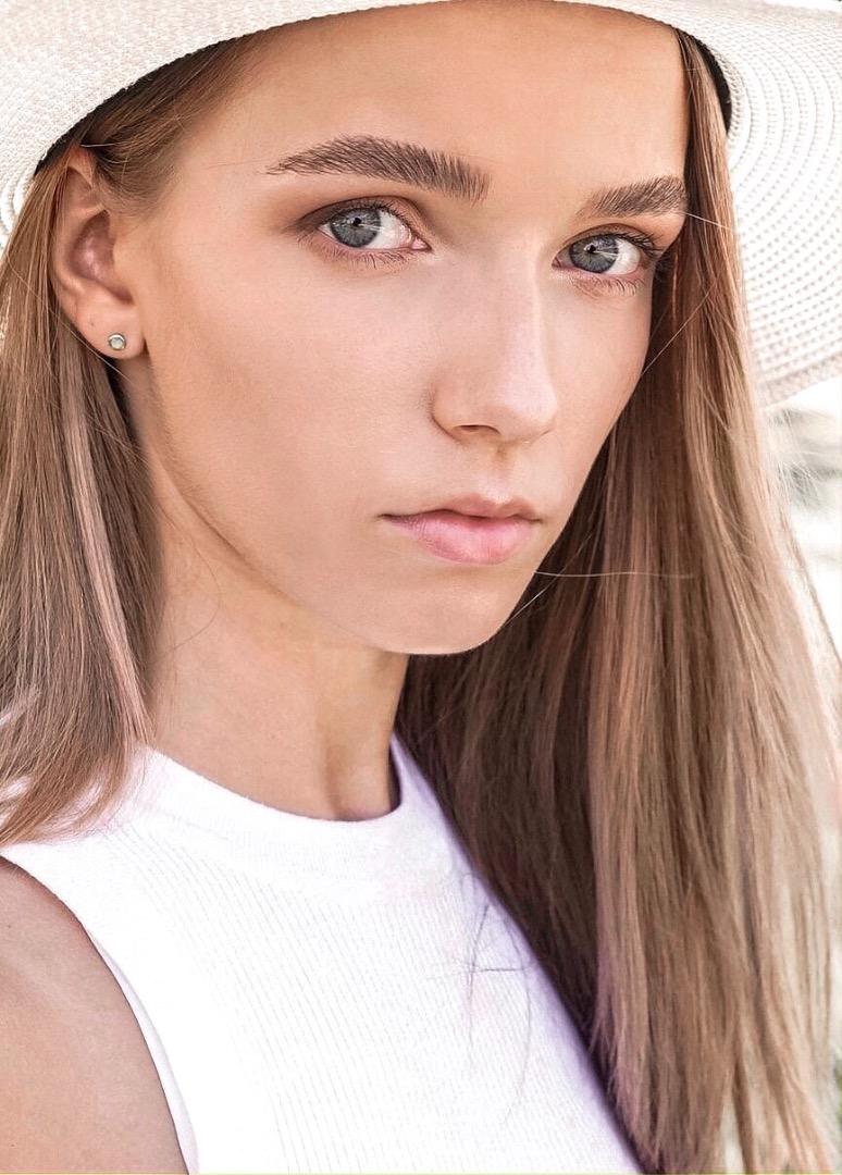 Female model photo shoot of Valeriia Kohls