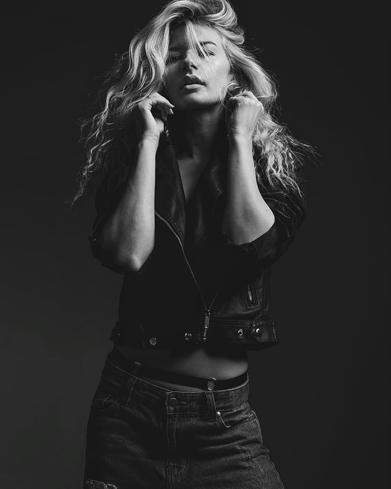 Female model photo shoot of KellyKlein