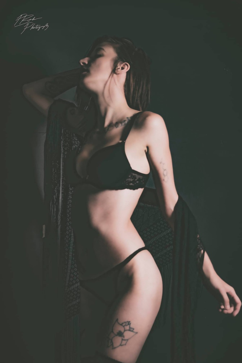 Female model photo shoot of LunaHazexx