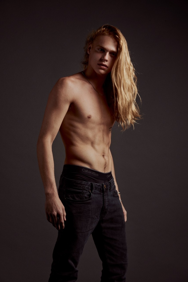 Male model photo shoot of Edwicci