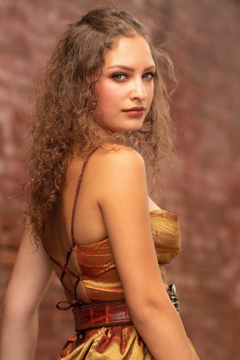 Female model photo shoot of Anna Olech