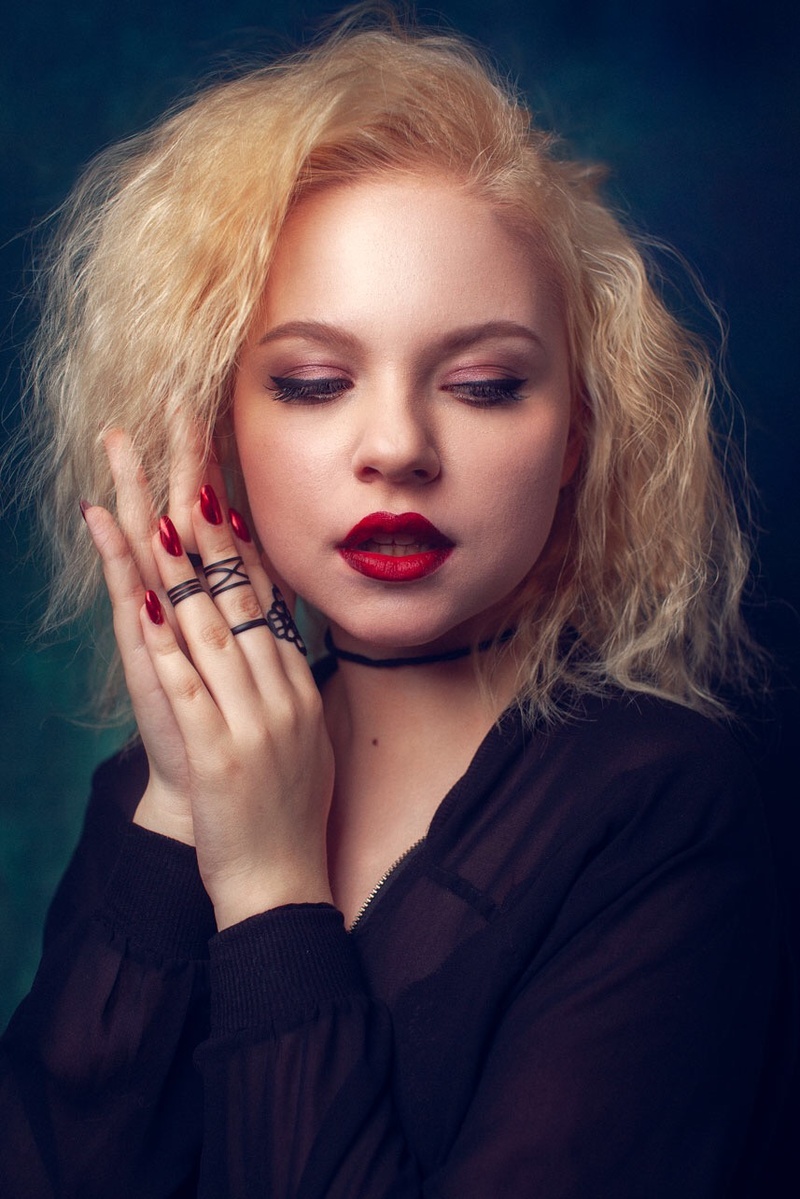 Female model photo shoot of Jull Sakhatskiy