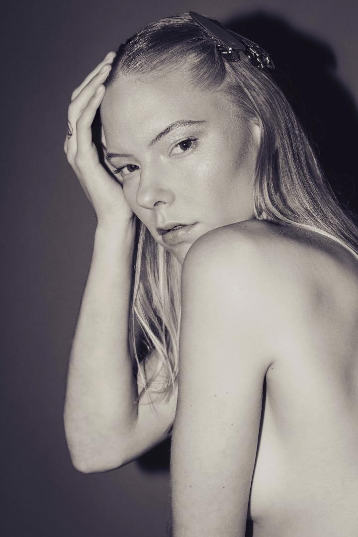 Female model photo shoot of Helen Logan