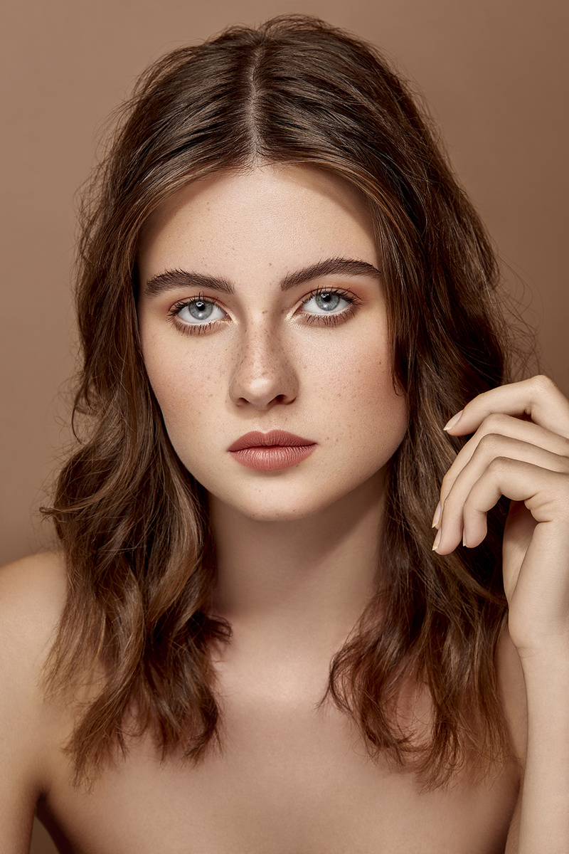 Female model photo shoot of helen_retoucher