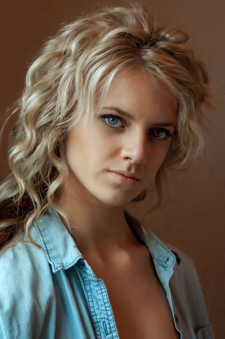 Female model photo shoot of Anna Zeegers
