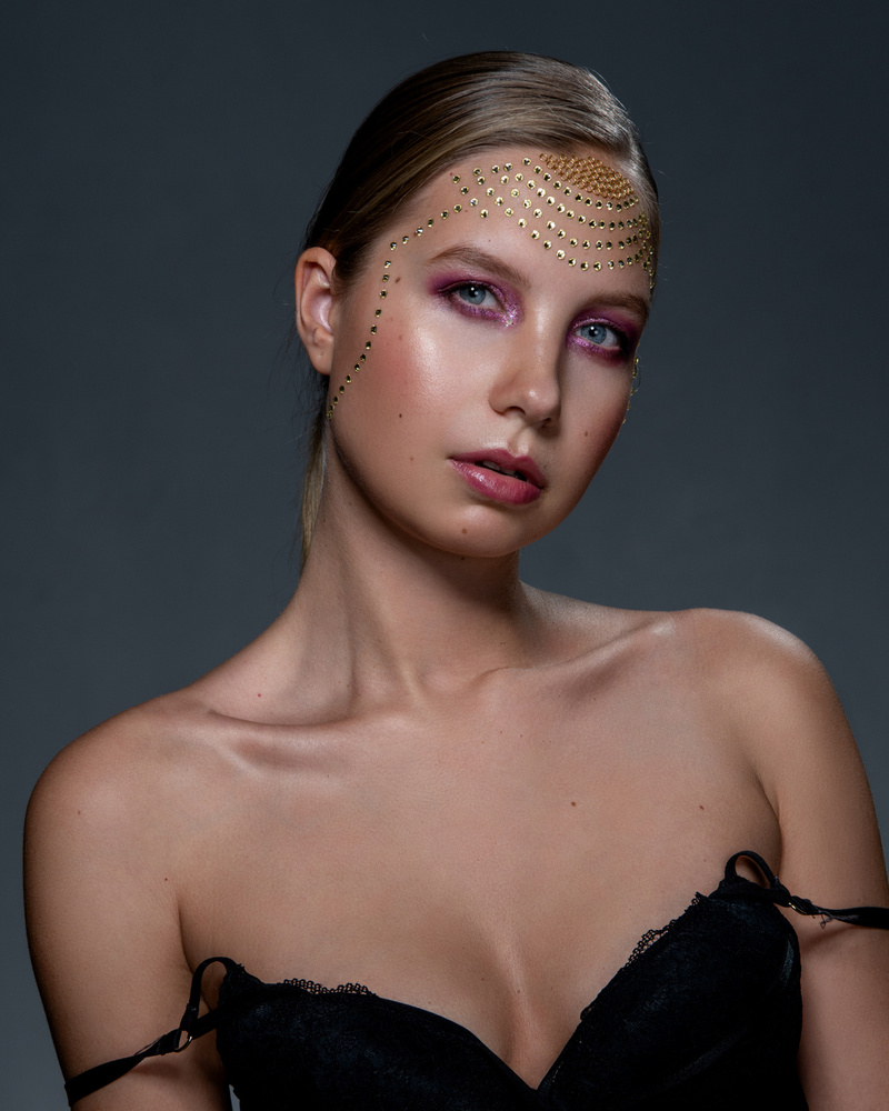 Female model photo shoot of Martina Beran