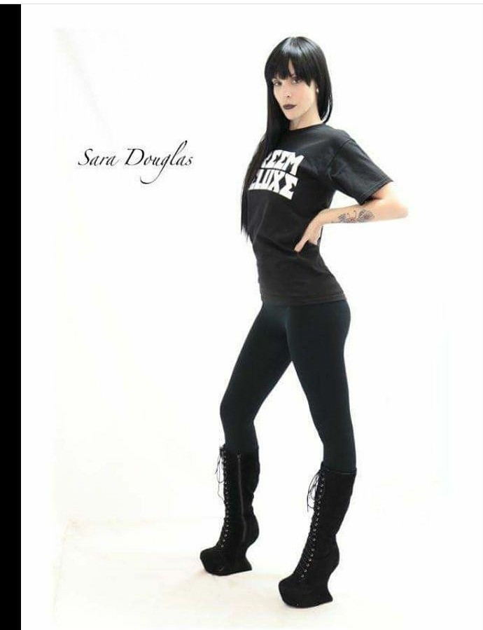 Female model photo shoot of Sarlynn623