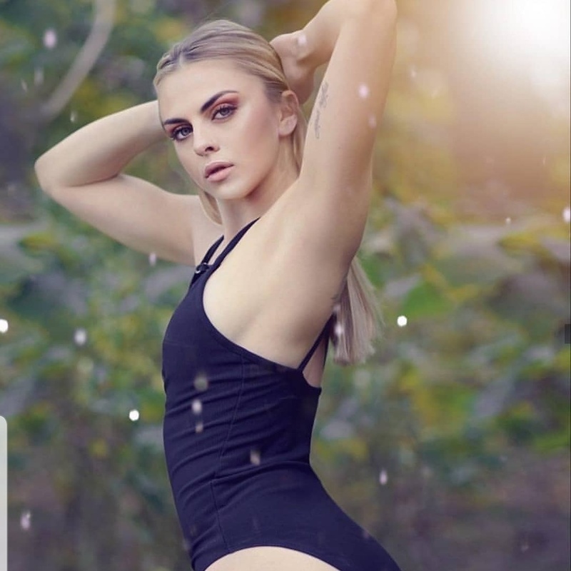 Female model photo shoot of Jaxx94
