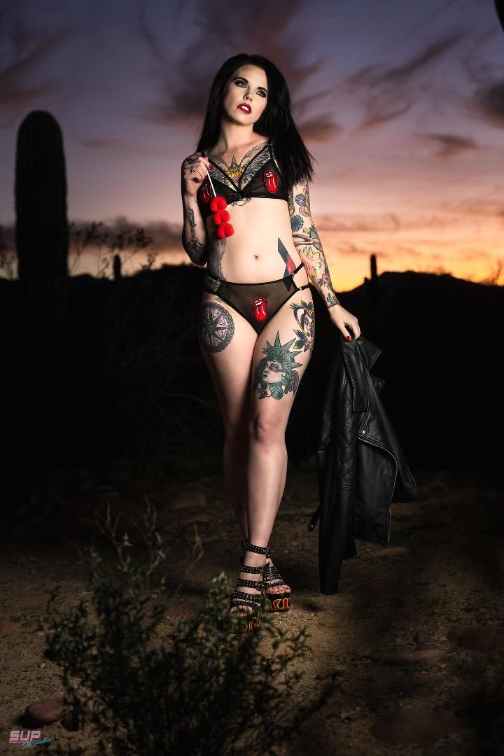 Female model photo shoot of Arizona Daisy Girl
