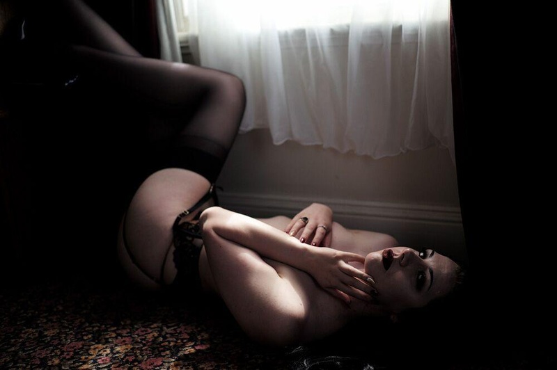 Female model photo shoot of Elle Venom