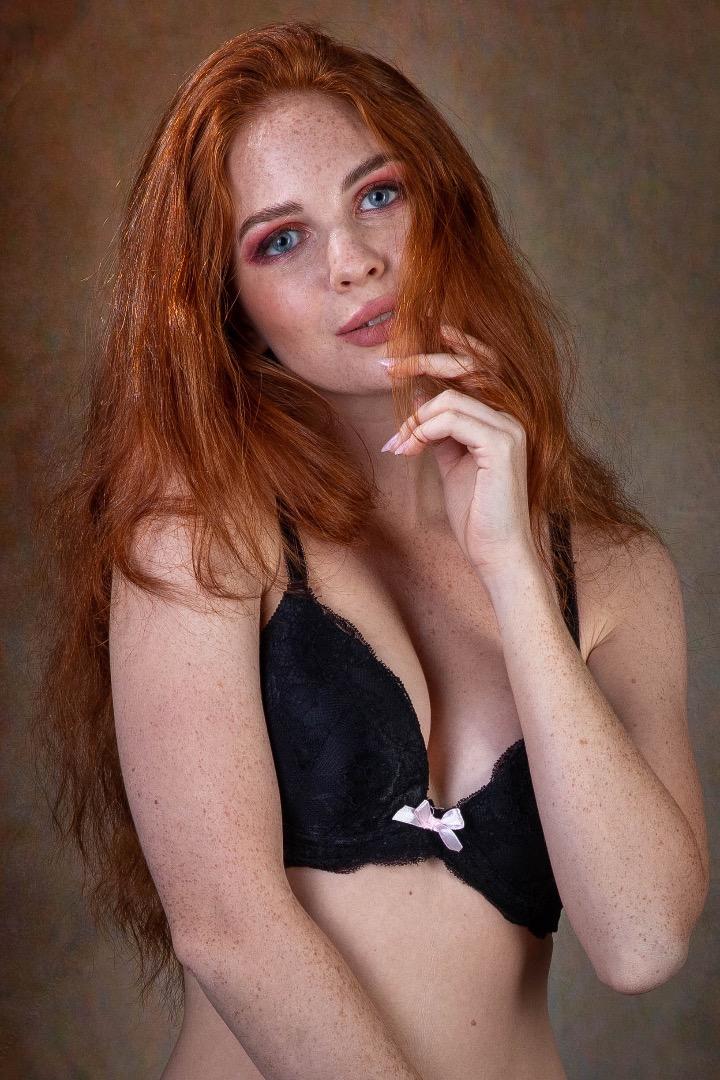 Female model photo shoot of Sveta Pavlushina