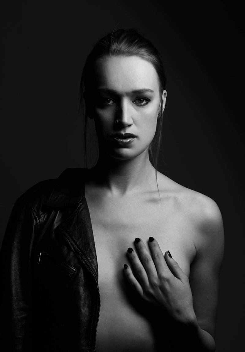 Female model photo shoot of Miss Darksparkle