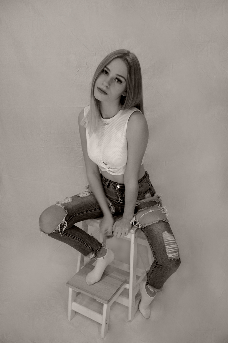Female model photo shoot of Chloe Davidson Photo