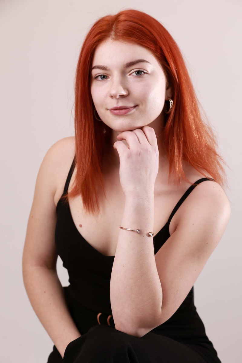 Female model photo shoot of SindyLouisa