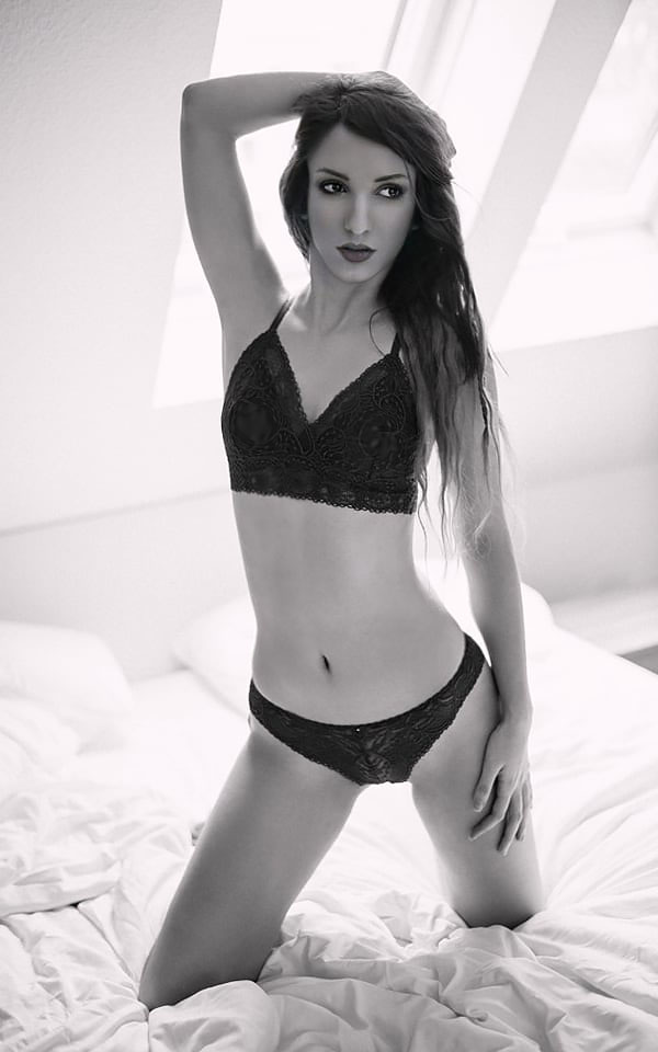 Female model photo shoot of Lea Wild