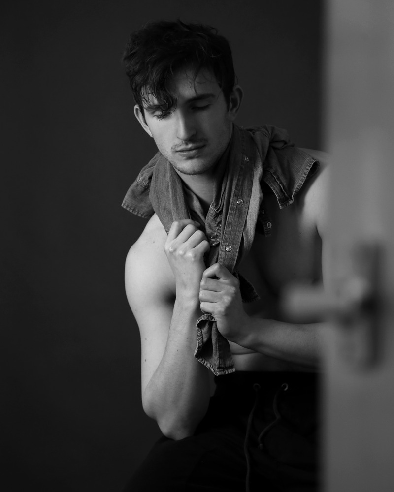 Male model photo shoot of Nickbrttn in London