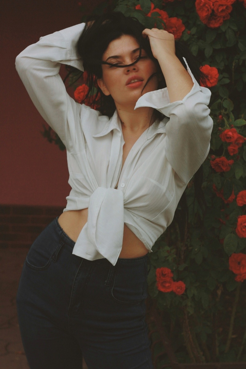 Female model photo shoot of Uliana Bond