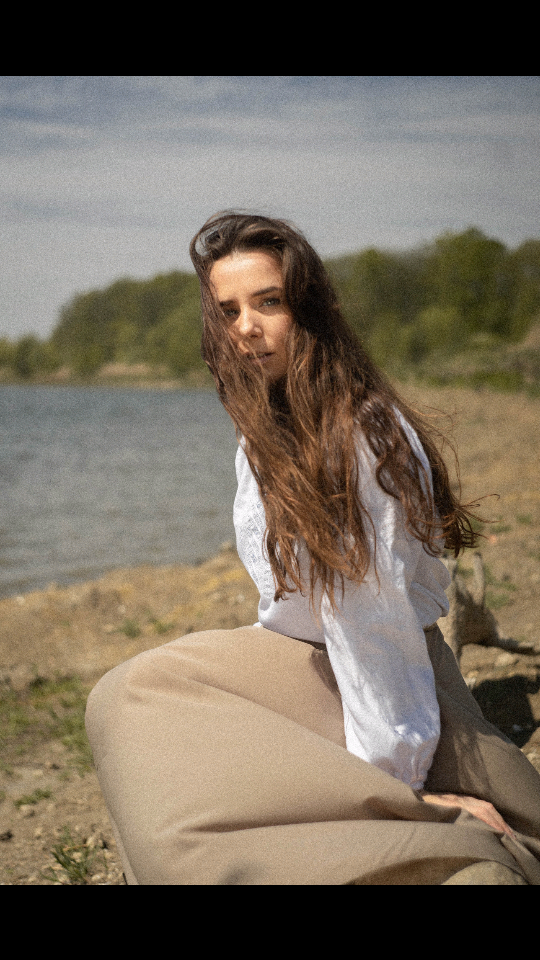 Female model photo shoot of Kaveri Linz