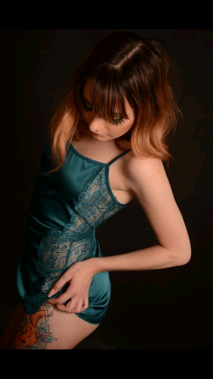 Female model photo shoot of Angelina123457