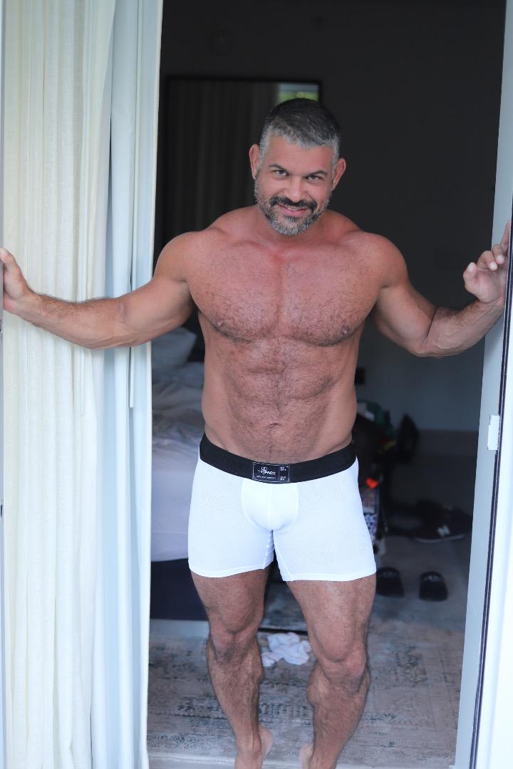 Male model photo shoot of RobertoGonzalez in Miami