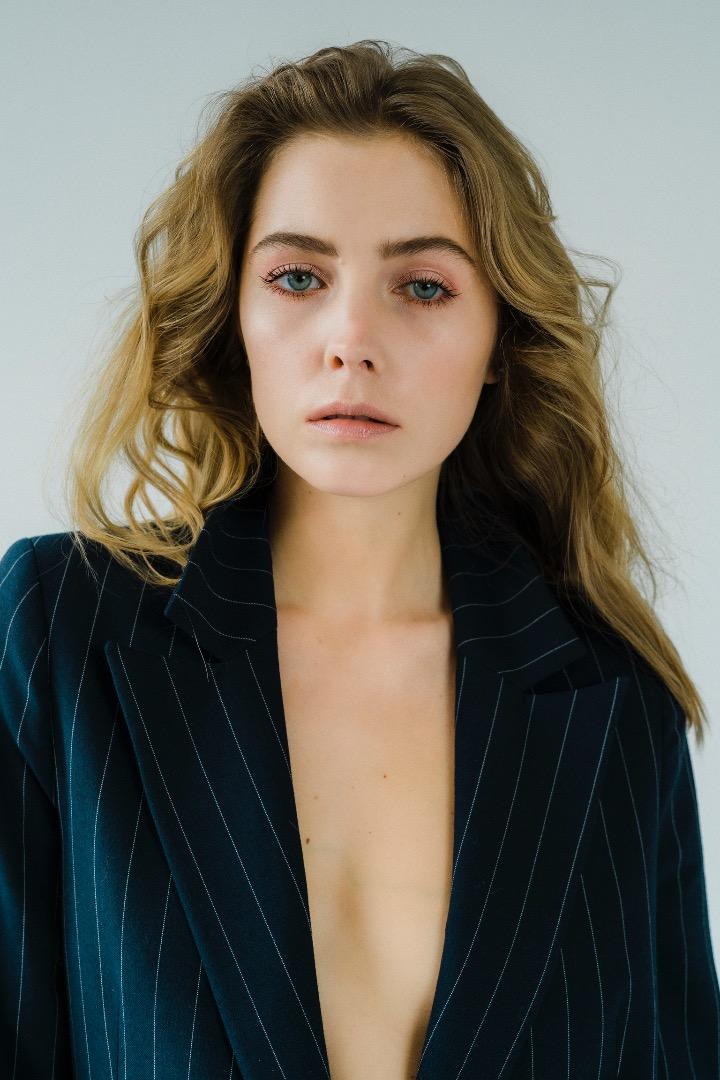 Female model photo shoot of Alexa Tint