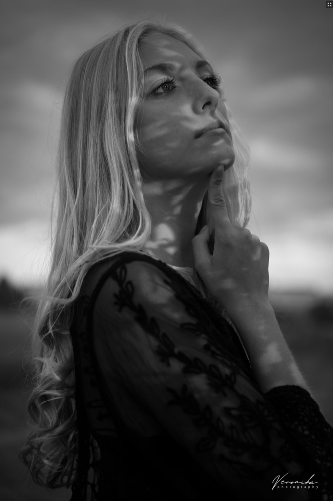Female model photo shoot of Terezie1306